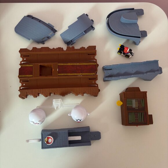 Hot Wheels Mario Kart Boos Spooky Sprint Shy Guy - Picture 4 of 6